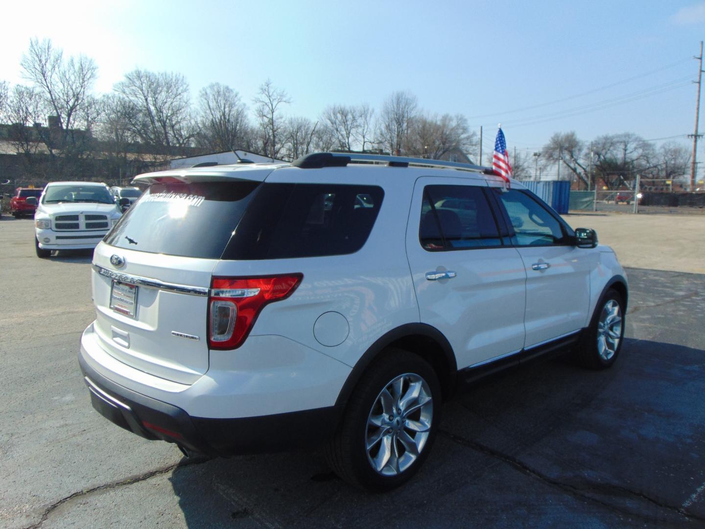 2013 White Ford Explorer (1FM5K7D8XDG) with an V6 3.5 Liter engine, Auto, 6-Spd w/SelShft transmission, located at 2105 Dixie Hwy, Louisville, KY, 40210, (502) 772-3333, 38.220932, -85.795441 - Photo#11